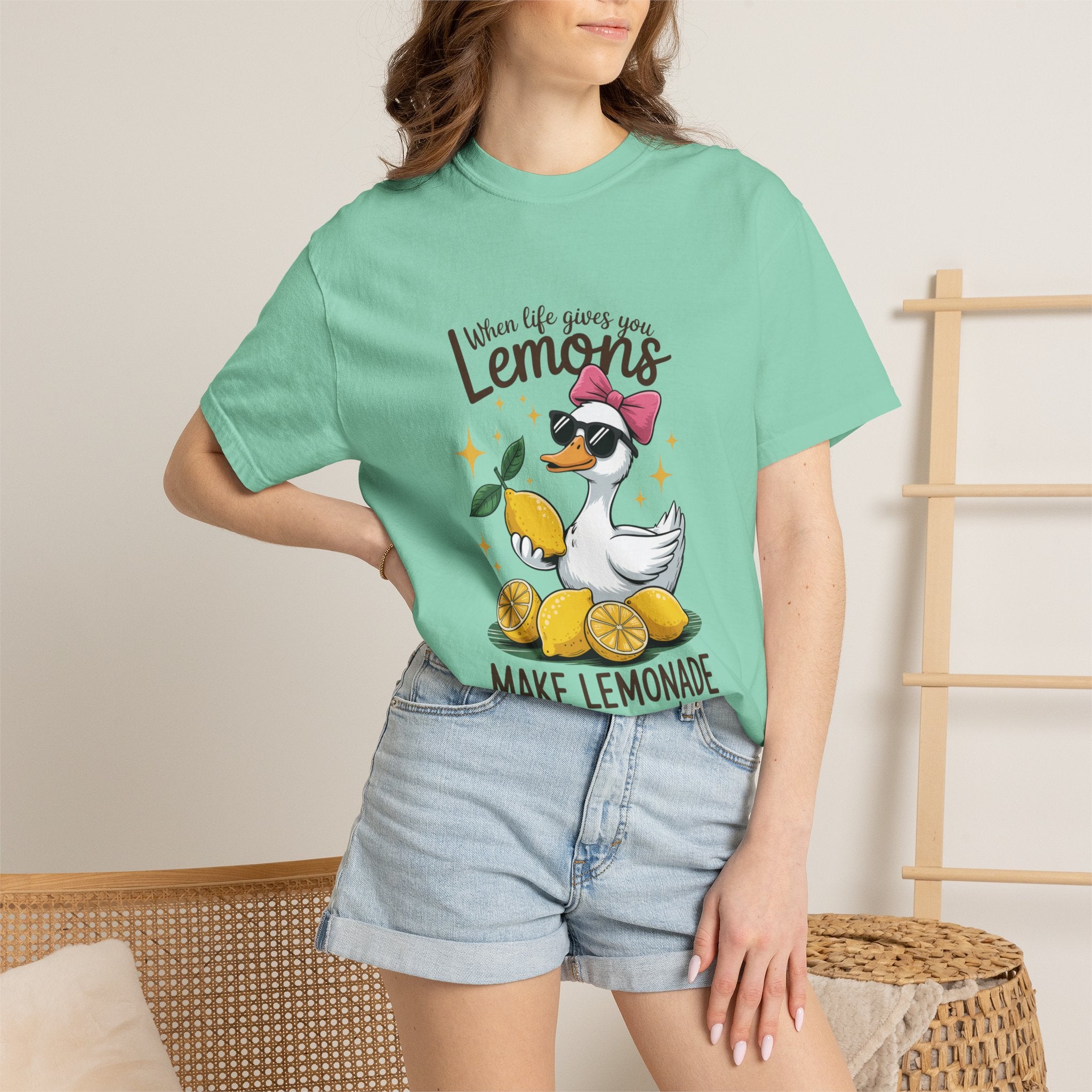 T-Shirt — "When Life Gives You Lemons Make Lemonade" Cute Duck Lemonade Graphic Tee
