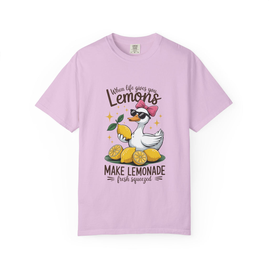 T-Shirt — "When Life Gives You Lemons Make Lemonade" Cute Duck Lemonade Graphic Tee