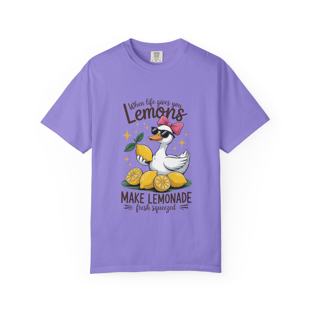 T-Shirt — "When Life Gives You Lemons Make Lemonade" Cute Duck Lemonade Graphic Tee
