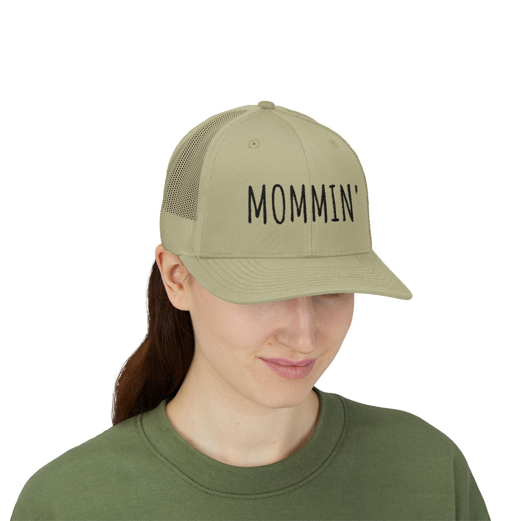 Mommin' Snapback Trucker Cap — Casual Mom Hat for Everyday Wear